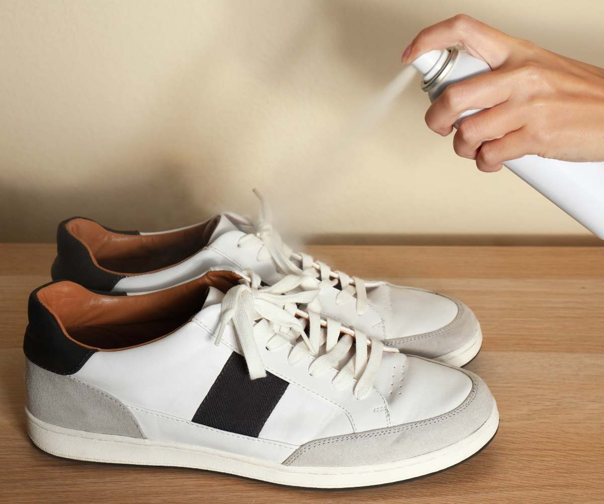 Nanošenje spreja za njegu bijelih tenisica