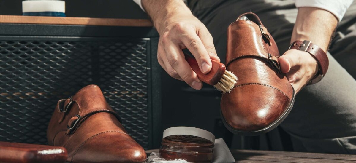 Ručna njega kožne cipele uz korištenje četke i kreme za održavanje, prikaz pravilnog čišćenja i osvježavanja obuće u kućnim uvjetima