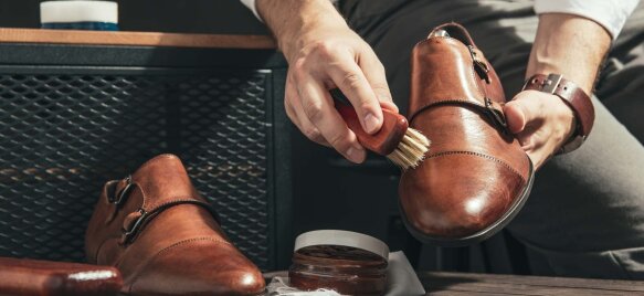 Ručna njega kožne cipele uz korištenje četke i kreme za održavanje, prikaz pravilnog čišćenja i osvježavanja obuće u kućnim uvjetima